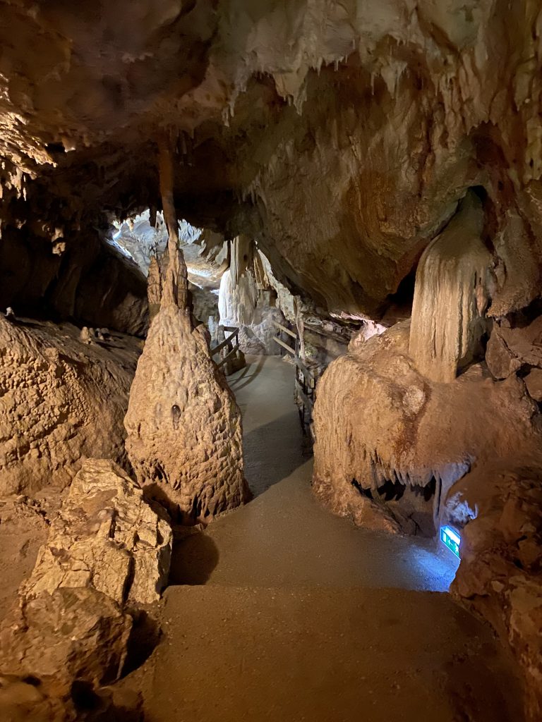Salle des couleurs - grottes du Cerdon