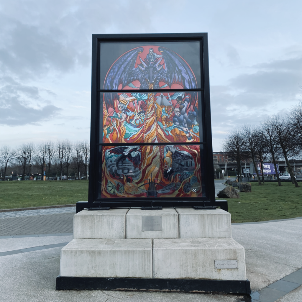 Cadre dans les rues de Belfast représentant une scène de Game of Thrones, partie de l’exposition extérieure Glass of Thrones