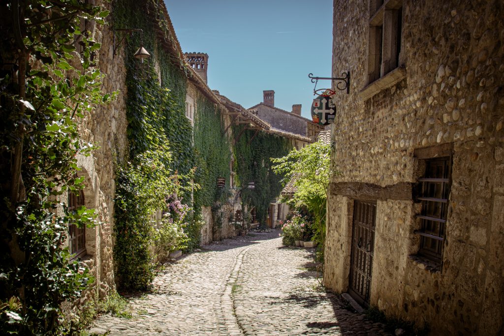 Ruelle pavée typique dans la cité médiévale de Pérouges, dans l’Ain