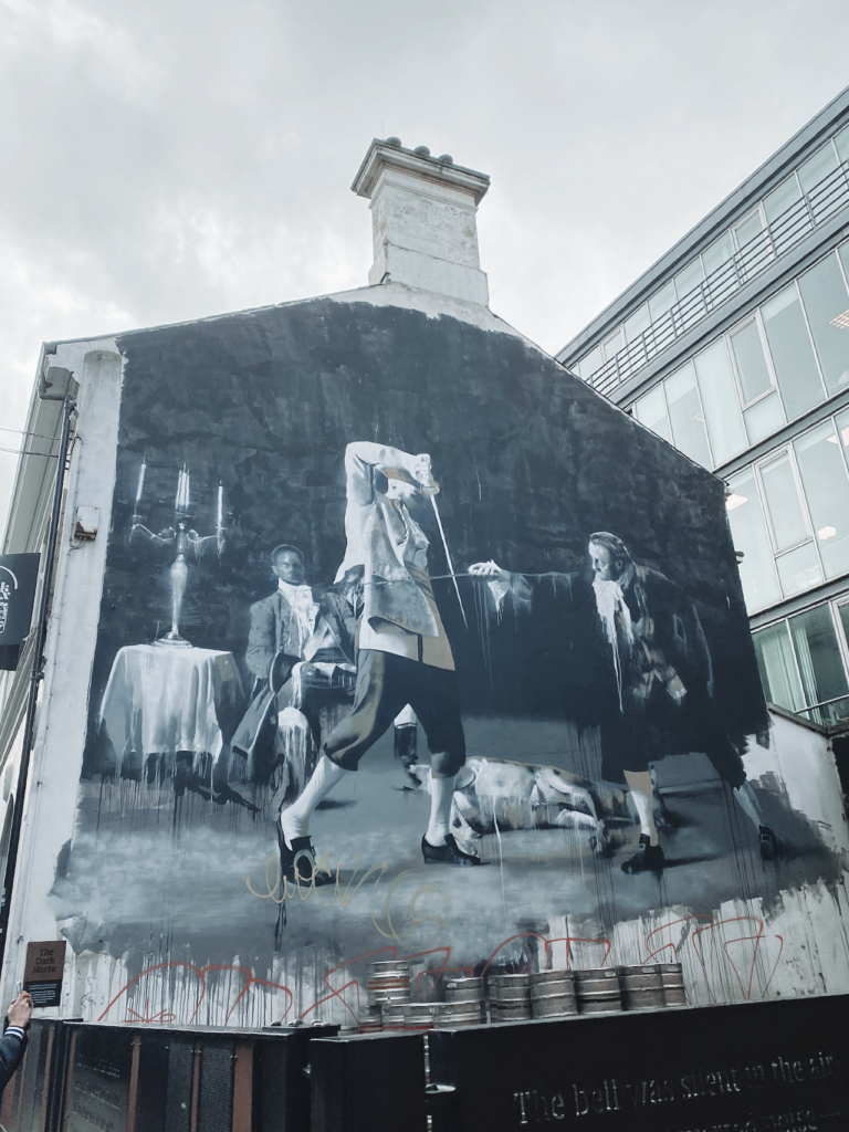 Street art en noir et blanc sur une façade à Belfast, Irlande du Nord