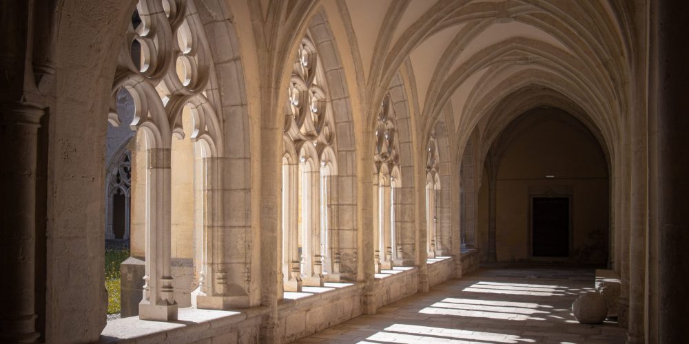 Cloître de l’abbaye d’Ambronay dans l’Ain, France